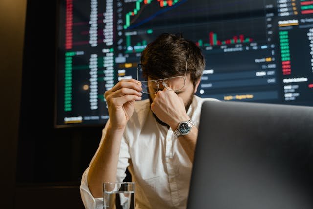 7 Crypto for Beginners Mistakes That Could Cost You Big: Confused Trader